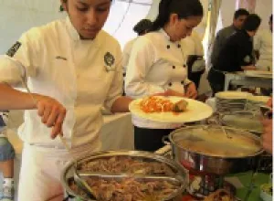 Chefs al Rescate organiza kermés con sabor a lealtad