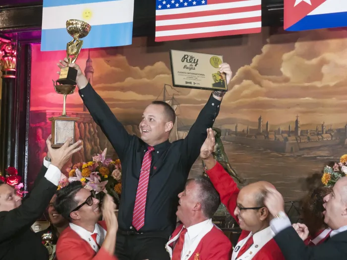Después de tres jornadas eliminatorias, el cubano Adrián Ravelo bartender del Hotel Habana Libre, se coronó “El Rey de Reyes”.