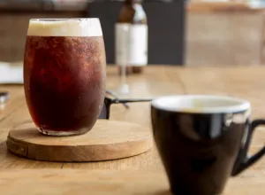vaso de café con hielo y taza de café caliente