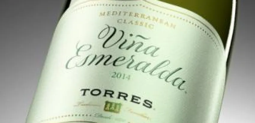 Viña Esmeralda, de Bodegas Torres, se sofistica con su nueva botella exclusiva Viña Esmeralda, de Bodegas Torres, se sofistica con su nueva botella exclusiva