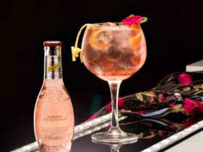 Schweppes presenta en el Kissing Room de la Madrid Fashion Week una colección de cócteles y combinados basados en las tendencias de la moda que se verán estos días sobre la pasarela
