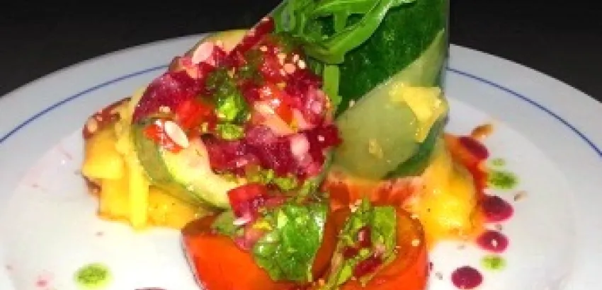 Pepinos rellenos con aderezos de remolacha