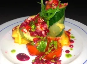 Pepinos rellenos con aderezos de remolacha