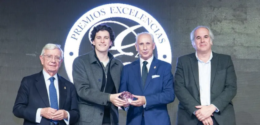 Robe Grill con José Carlos de Santiago, Rafael Ansón y Luis Suárez de Lezo en los Premios Excelencias 2024 premios excelencias 2024