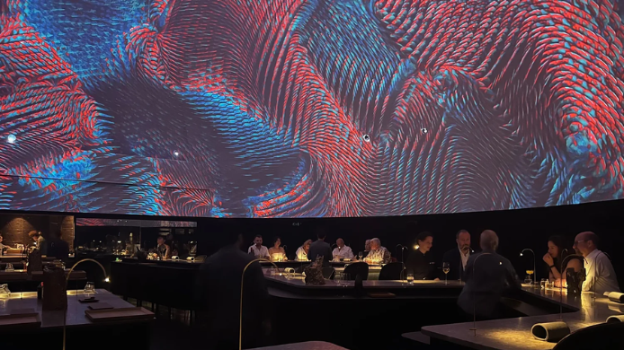 Comedor de un restaurante exclusivo con mesas preparadas para el servicio, en referencia a los restaurantes más difíciles de reservar del mundo.