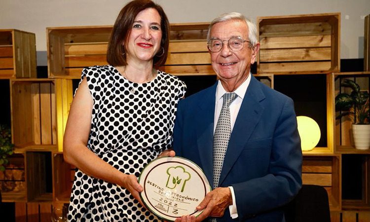 Rafael Ansón con Sara Fernández haciendo entrega de la Capitalidad en Zaragoza. 