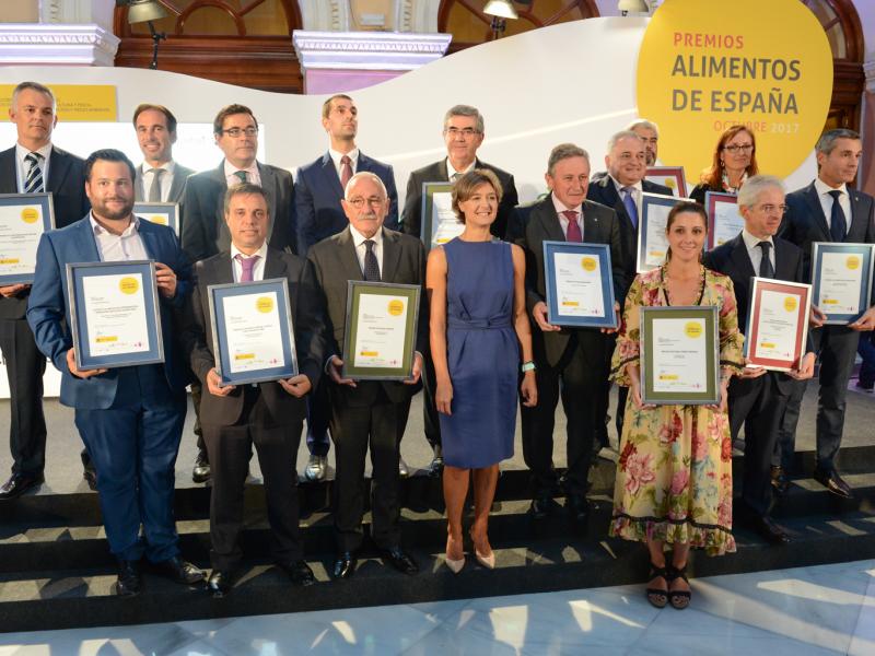 Isabel García Tejerina junto a los premiados
