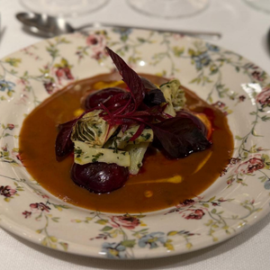 albahaca morada en plato de Coco Montes restaurante Pabú