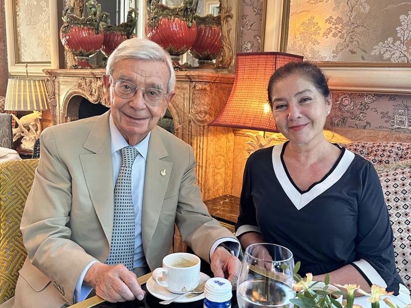 Rafael Ansón con Rosa Vañó, reunidos con motivo de un posible acuerdo de colaboración para promocionar el AOVE en la alta cocina en el espacio iberoamericano.