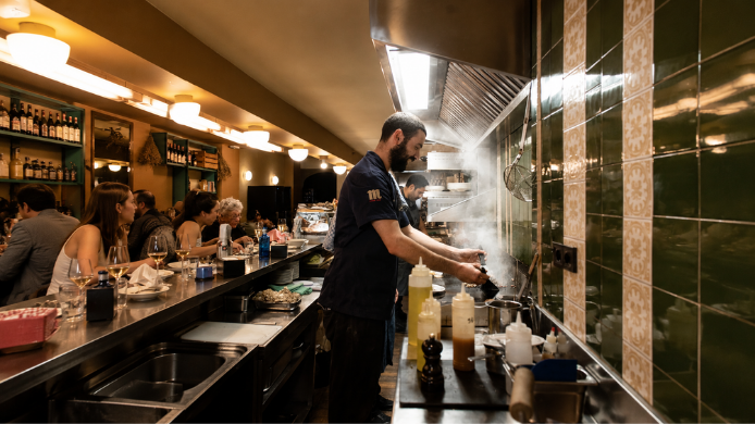 Chef cocinando en la barra de Ultramarinos Marín, una de las aperturas gastronómicas más esperadas de Madrid en 2026