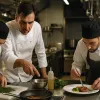 chef y cocinero en restaurante 