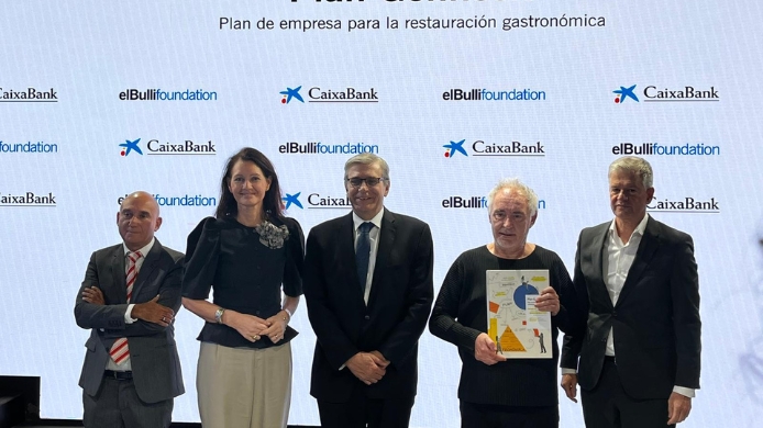 Ferran Adrià junto a representantes de CaixaBank presentando el Plan Genhesis 