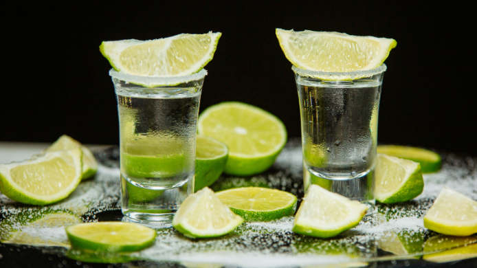 Shot de tequila, miel y lima