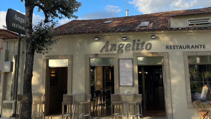 Fachada del Restaurante Angelito en Playa América, Nigrán, con su nombre visible sobre la entrada y mesas en el exterior.