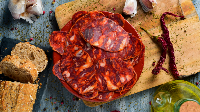 El chorizo ibérico cuenta con el pimentón como uno de sus principales ingredientes