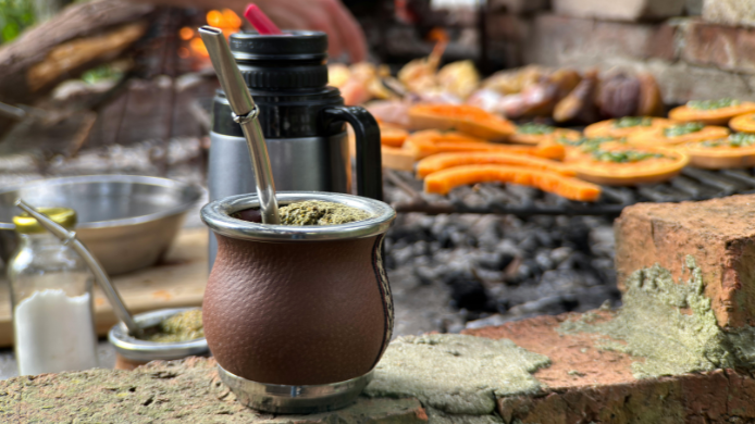 El mate es un ritual tan social como el asado en Argentina