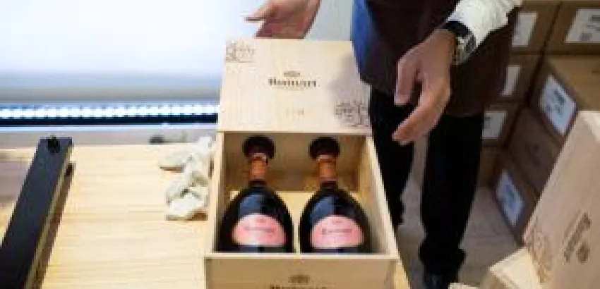 Maison Ruinart le permite disfrutar de un exclusivo detalle de lujo con la personalización de su caja de champagne Maison Ruinart le permite disfrutar de un exclusivo detalle de lujo con la personalización de su caja de champagne