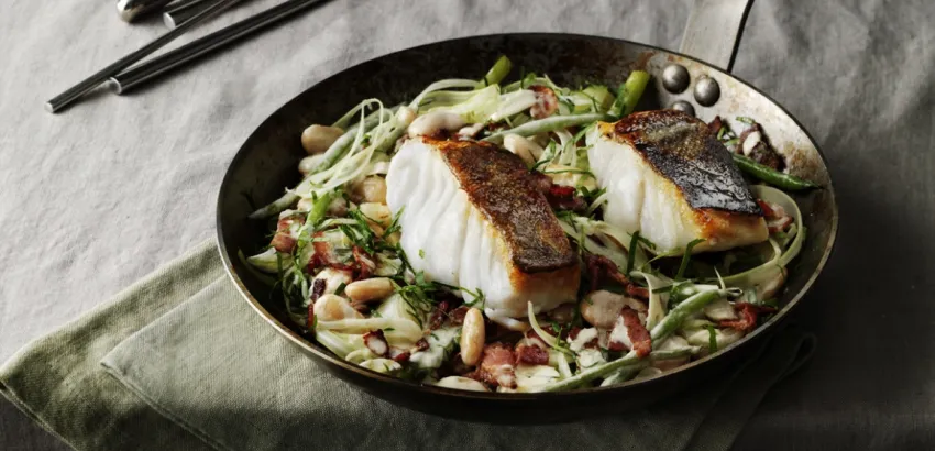 Skrei a la sartén con judías, bacon e hinojo Skrei a la sartén con judías, bacon e hinojo