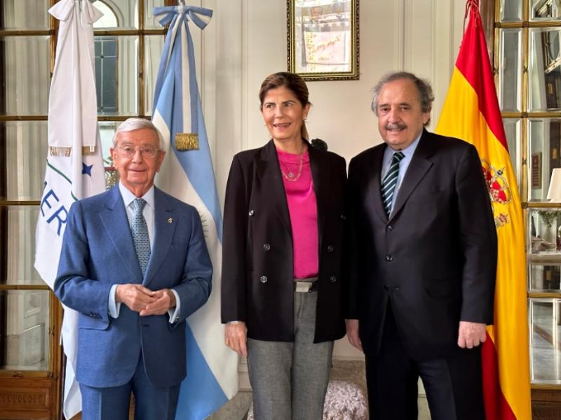 Rafael Ansón con la secretaria para la Cooperación Iberoamericana, Lorena Larios, y el embajador de Argentina, Ricardo Alfonsín en la Residencia del Embajador.