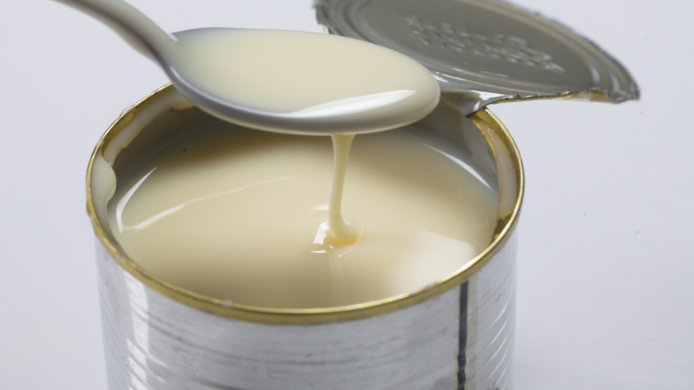 La leche condensada tradicionalmente se comerciaba en latas como esta