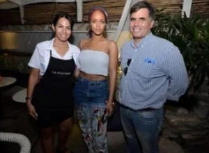 La cantante Rihanna visita restaurante cubano