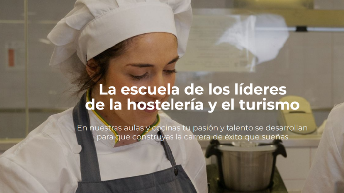 Estudiante de cocina con uniforme de chef durante una clase práctica en una escuela de hostelería y turismo, realizando una elaboración gastronómica en una cocina profesional.
