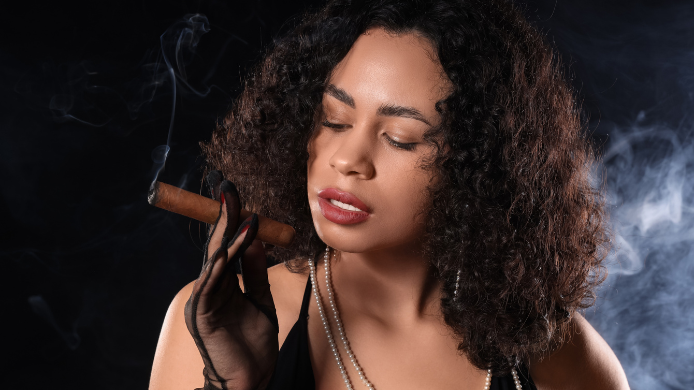 mujer fumando Habanos