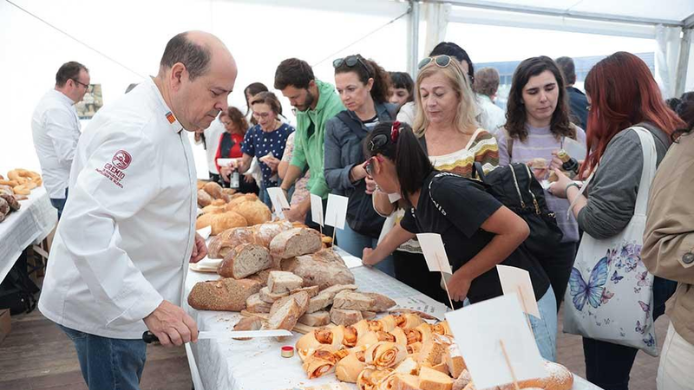 Público degustando diferentes panes artesanos durante una edición de la Feria Artesana del Pan de Valencia.