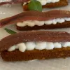 Bocado de anchoa en salazón sobre sobao pasiego en el restaurante Berria