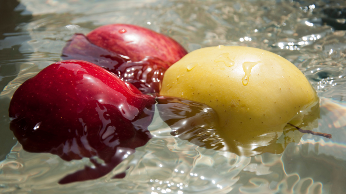 Varias manzanas flotando en agua