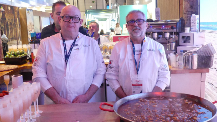 Cocineros de Castelldefels preparan su arroz en Fitur 2026