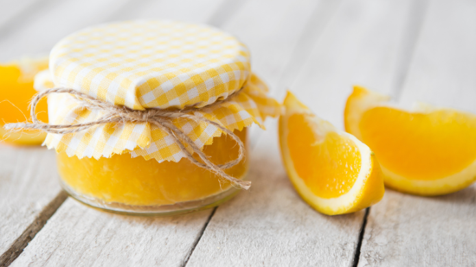 Tarro de mermelada de naranja amarga elaborado de forma artesanal junto a gajos de naranja fresca, una especialidad vinculada a las naranjas del Real Alcázar de Sevilla que desde hace más de un siglo llega a la mesa de la familia real británica.