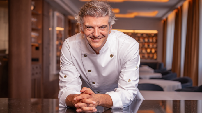 Juan Suárez de Lezo, chef de SEXTO en Madrid, posa sonriente en el interior del restaurante.