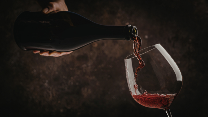 vino tinto servido en una copa con movimiento para oxigenarlo