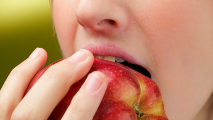 Comer manzana