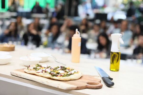 Pinsa de pulpo: Finas porciones de cefalópodo sobre una masa artesanal, acompañadas por una base de parmentier de patata, grelos y queso gallego.