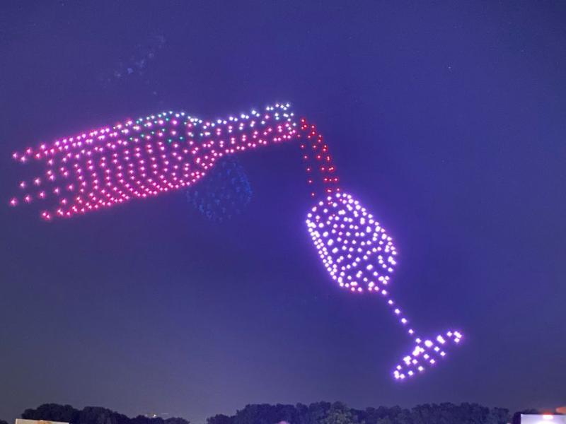 Show de drones representando una copa y botella de vino en Burdeos