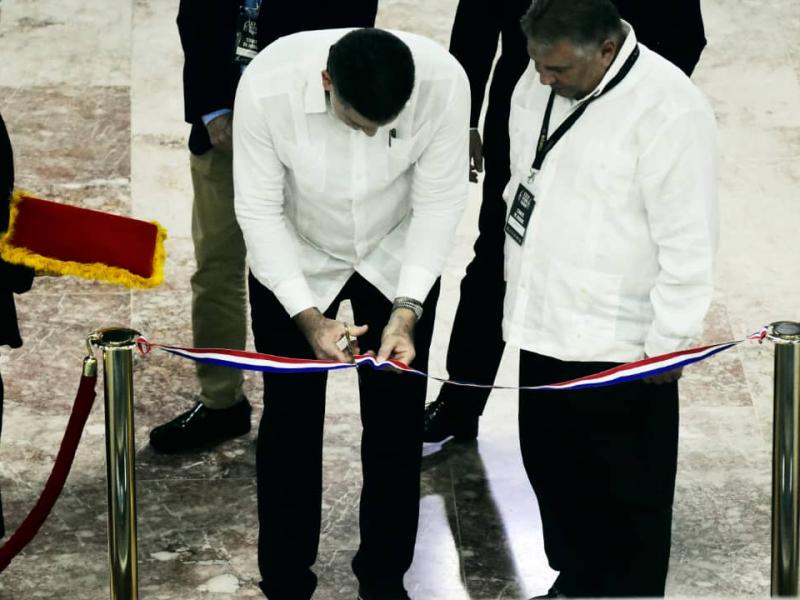 Oscar Pérez-Oliva Fraga, viceministro primero del Comercio Exterior y la Inversión Extranjera en el corte de cinta que ianugura la Feria Comercial del Festival del Habano