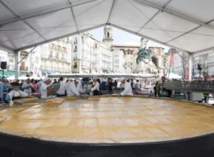 Vitoria cocina la tortilla más grande del mundo en plena calle