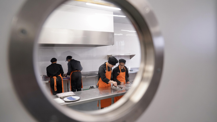 Alumnos de la Escuela Municipal de Hostelería y Alimentación de Madrid realizan una formación práctica de cocina.