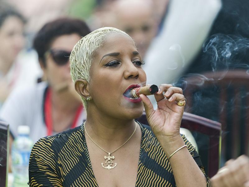 habano-fumar-hayla-maria-mompie