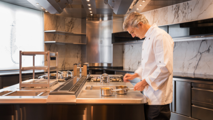Chef Juan Suárez de Lezo trabajando en la cocina abierta de SEXTO, su restaurante gastronómico en Madrid