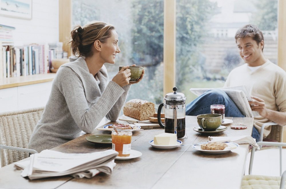 desayuno-pareja-desayunando