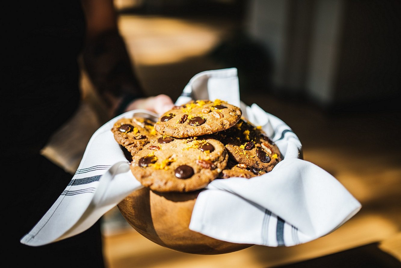 platos-galletas-con-chispas-de-chocolate