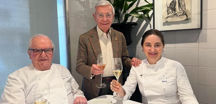 Rafael Ansón con Juan Mari y Elena Arzak en su restaurante de San Sebastián. (Foto: Rafael Ansón) Rafael Ansón con Juan Mari y Elena Arzak en su restaurante de San Sebastián. (Foto: Rafael Ansón)