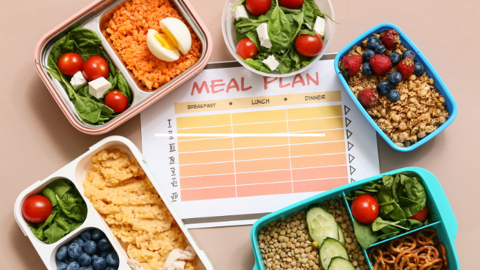 Planificación de comidas saludables. Recipientes de plástico con porciones equilibradas de verduras, proteínas y carbohidratos ordenados alrededor de una plantilla de menú semanal