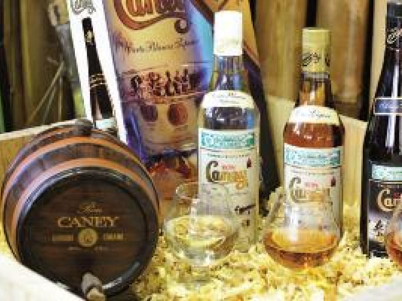 Ron ligero cubano en manos de mujer
