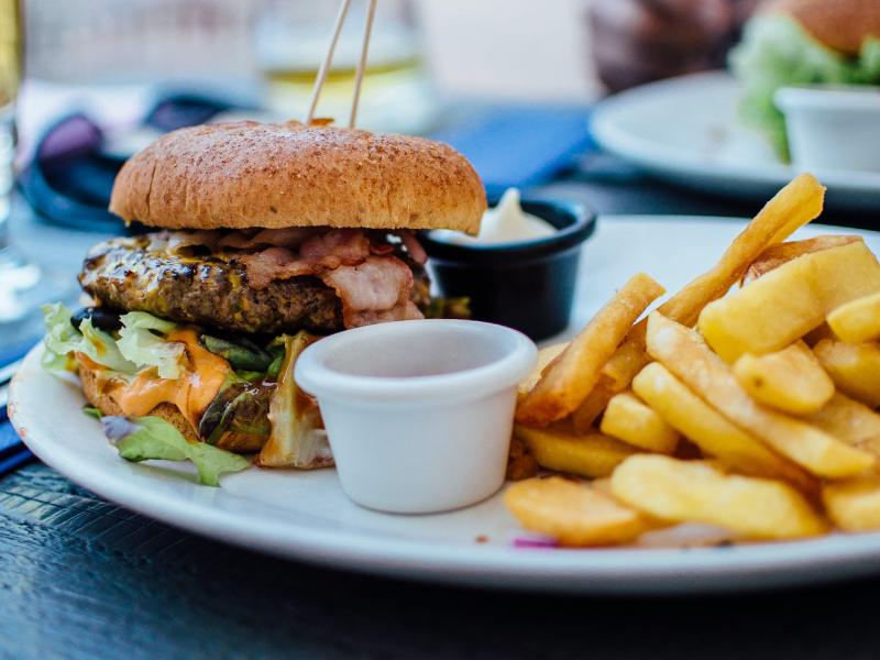 Hamburguesa y papas fritas