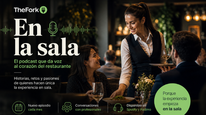 Camarera sirve un plato a una pareja en un restaurante elegante mientras se promociona el podcast “En la sala” de TheFork sobre la experiencia en restauración.  Título (title):