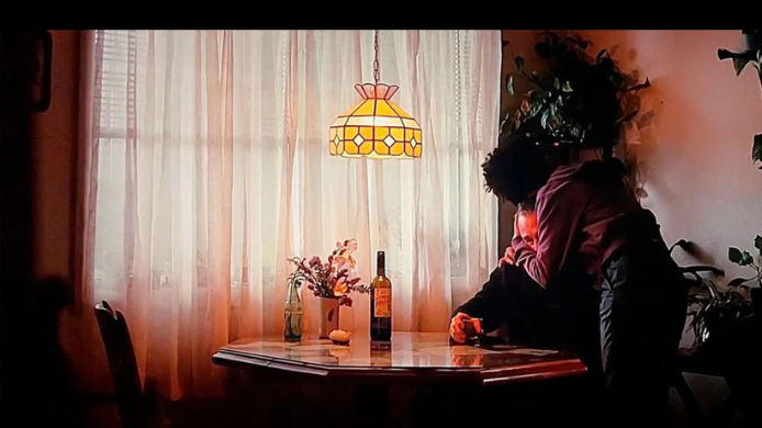 Secuencia pelicula Una batalla tras otra y botella de vino de Conejos Malditos